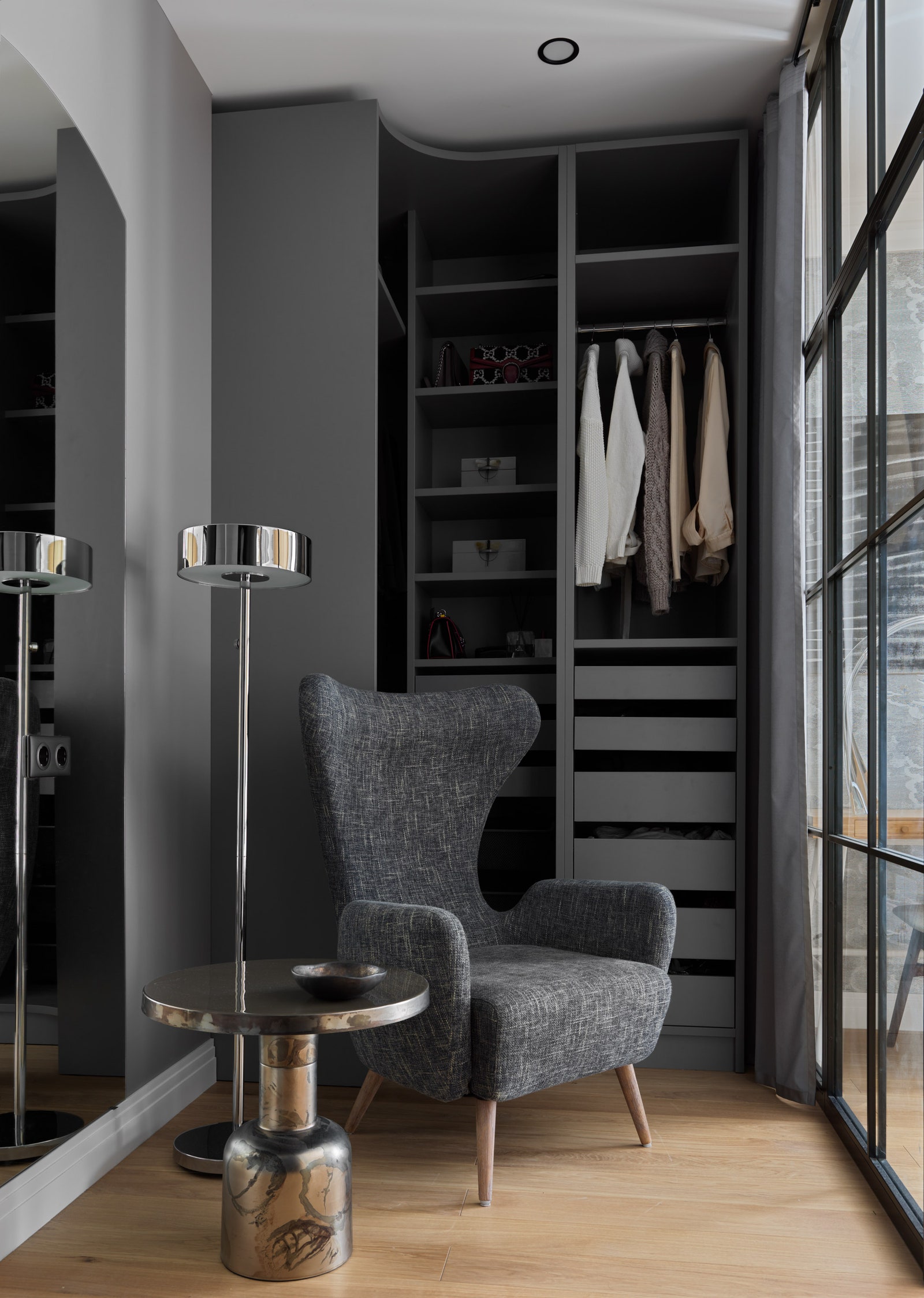 Гардеробная при спальне. Кресло переехало с предыдущей квартиры заказчицы торшер IKEA журнальный столик Dôme Deco из...