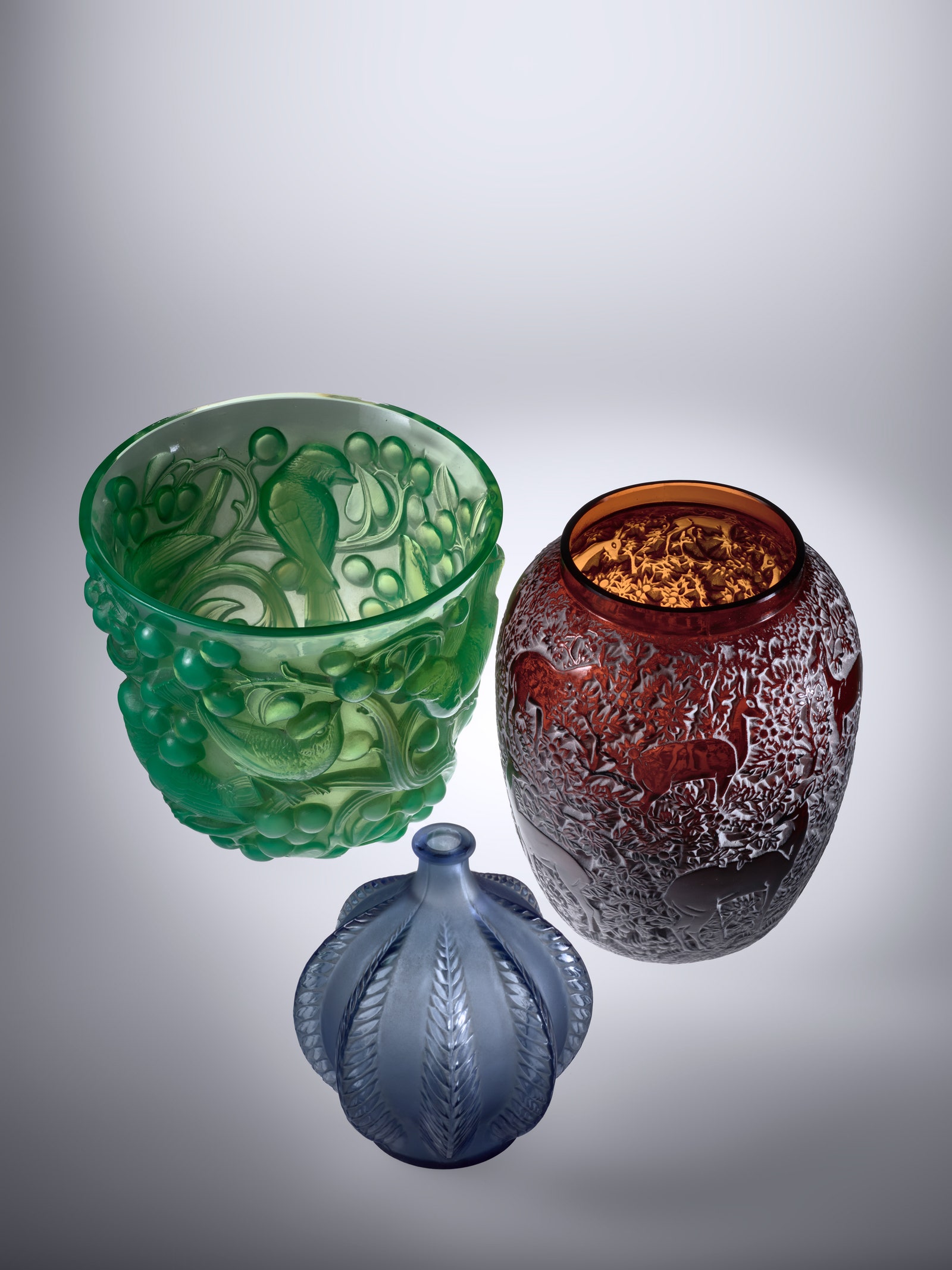 Рене Лалик три цветные вазы из стекла слева направо зеленая ваза Avallon дизайн 1927 года из зеленого прессованного...