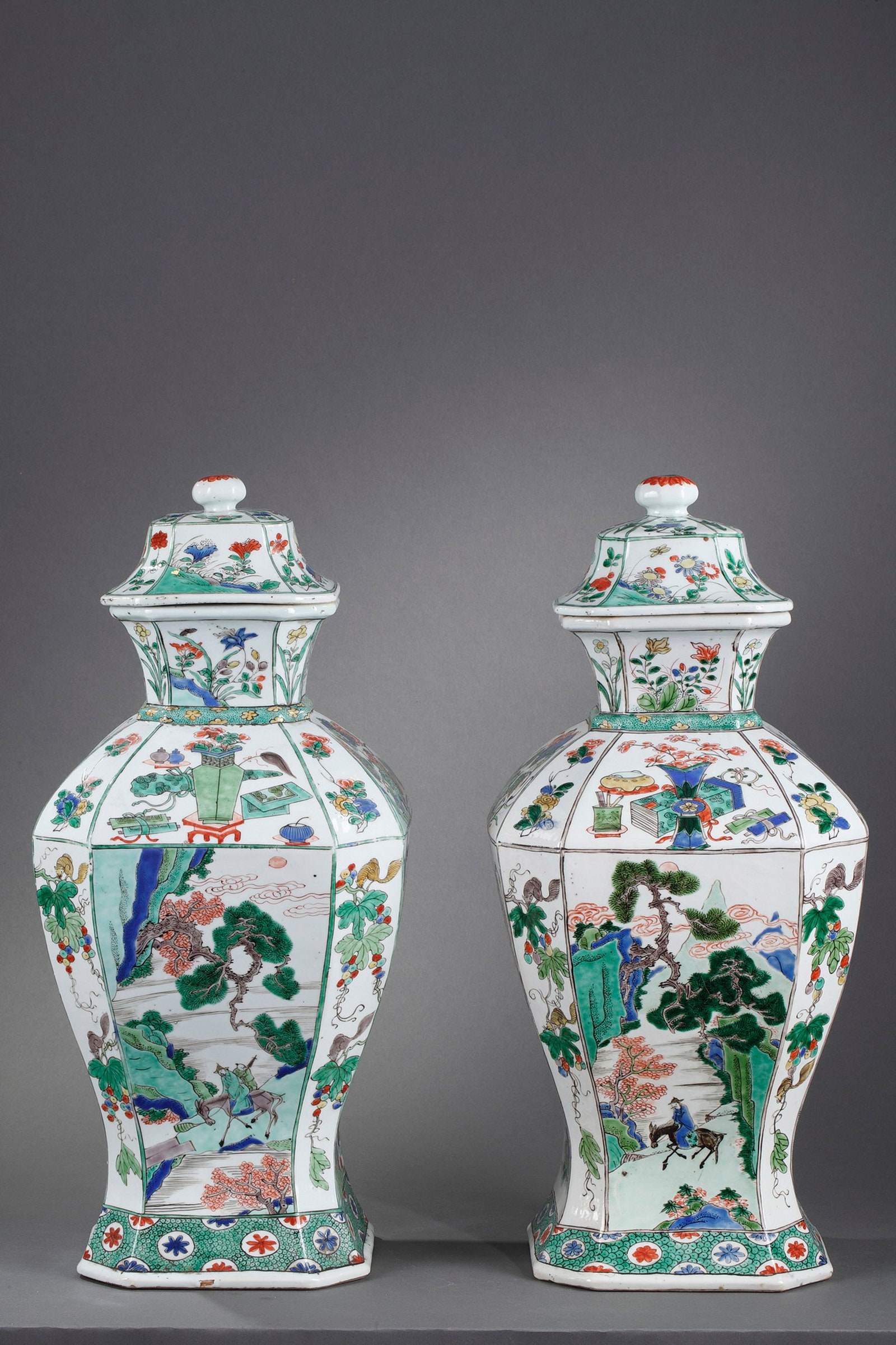 Парные китайские фарфоровые вазы с крышкой “зеленого семейства” эпоха императора Канси  высота 52 см галерея Bertrand de...