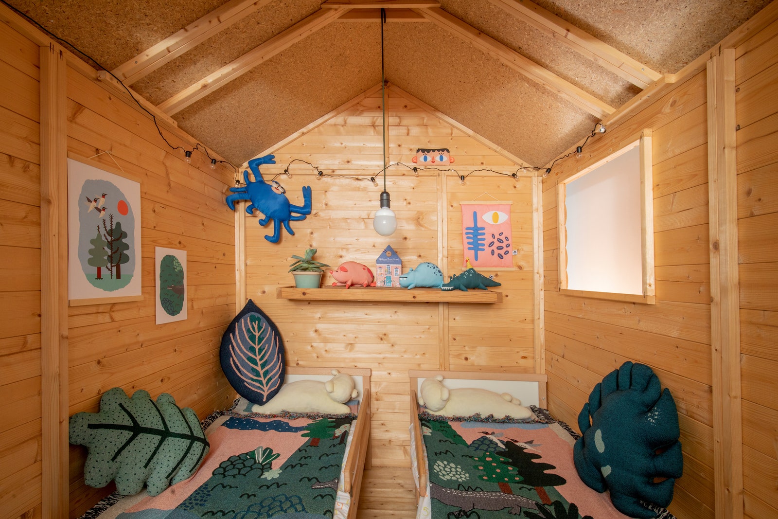 Квартира с деревянным домиком для детей 100 м²