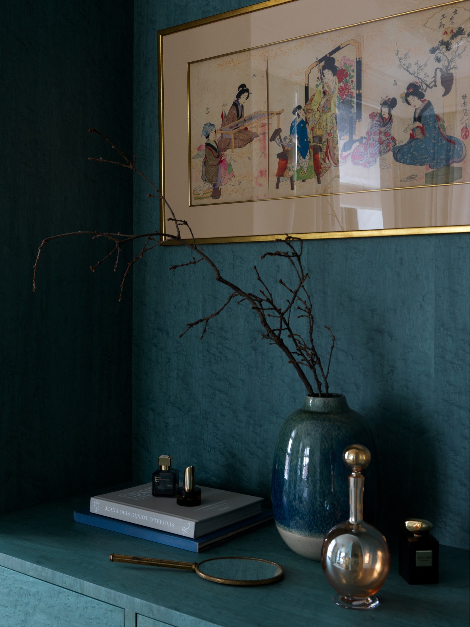 Фрагмент спальни. Ваза Zara Home декор “3 сороки” японская литография — собственность хозяйки.