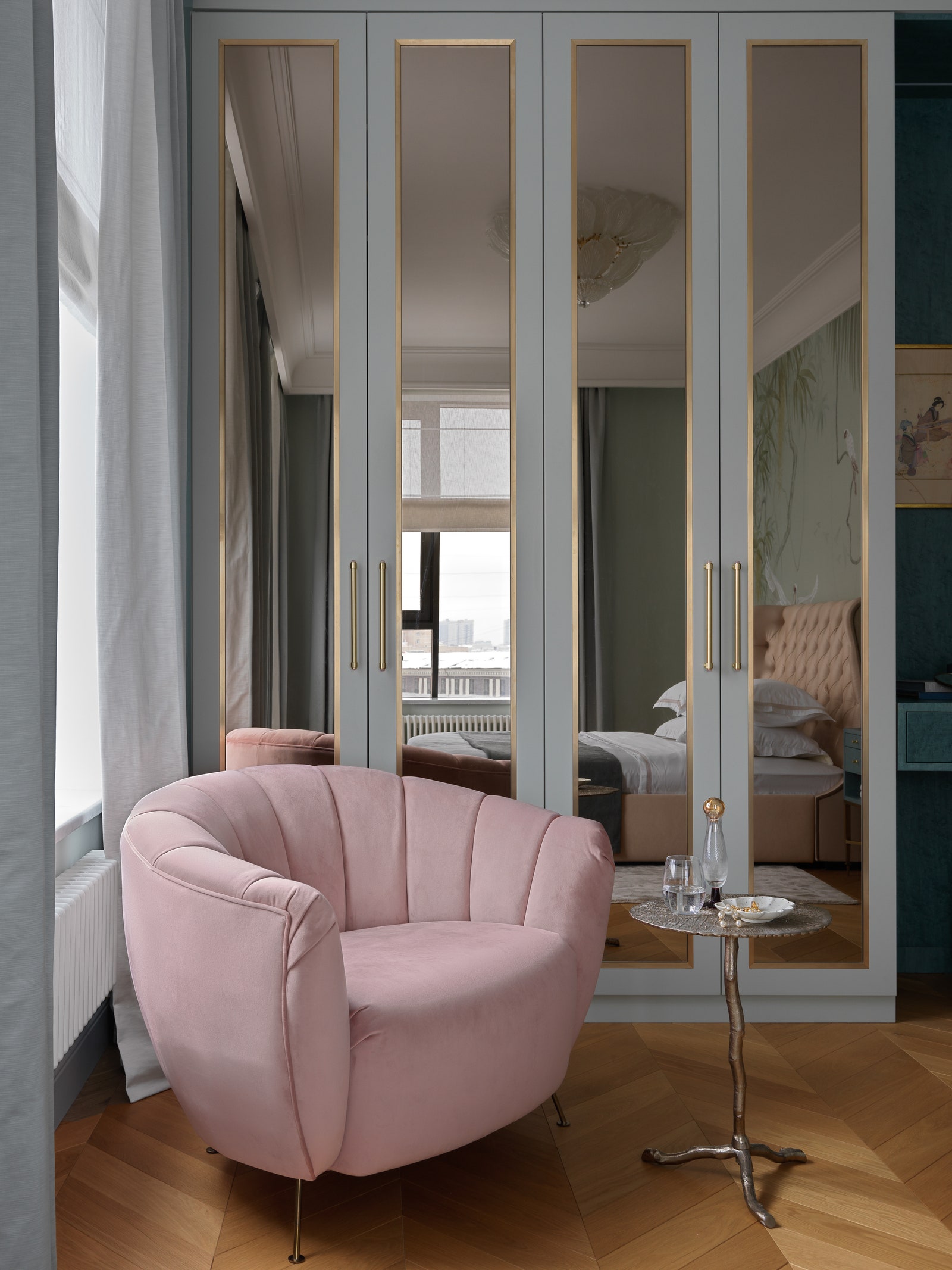 Фрагмент спальни. Шкаф Vysotka Home кресло PSMebel столик Kunst Decor декор “3 сороки”.
