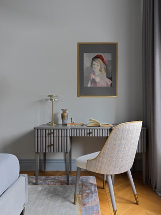 Фрагмент комнаты старшей дочери. Стол Rooma design стул Cazarina Interiors лампа Don Maison над столом Портрет молодой...