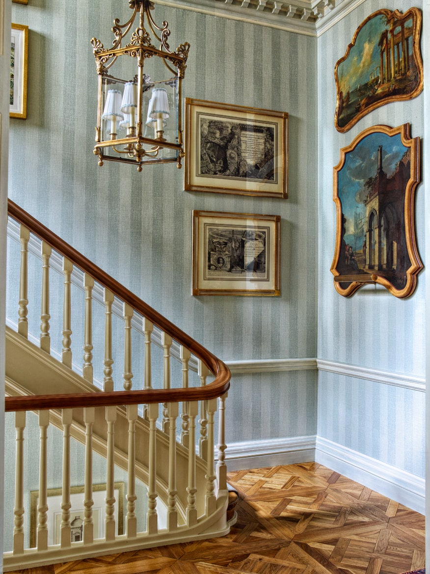 Лестница на верхние этажи таунхауса. Подвесной фонарь по эскизам Тимоти Корригана картины и гравюры XVIII века.