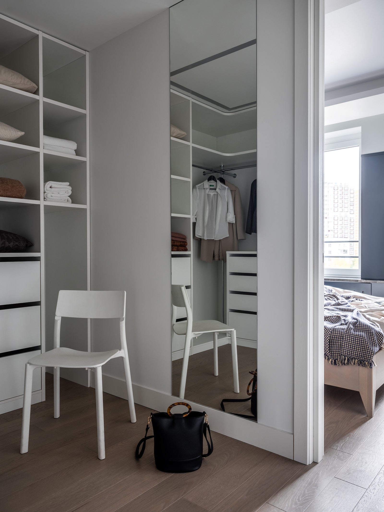 Гардеробная. Стул IKEA гардеробная система изготовлена компанией Mr.Doors по эскизам авторов проекта кровать по дизайну...
