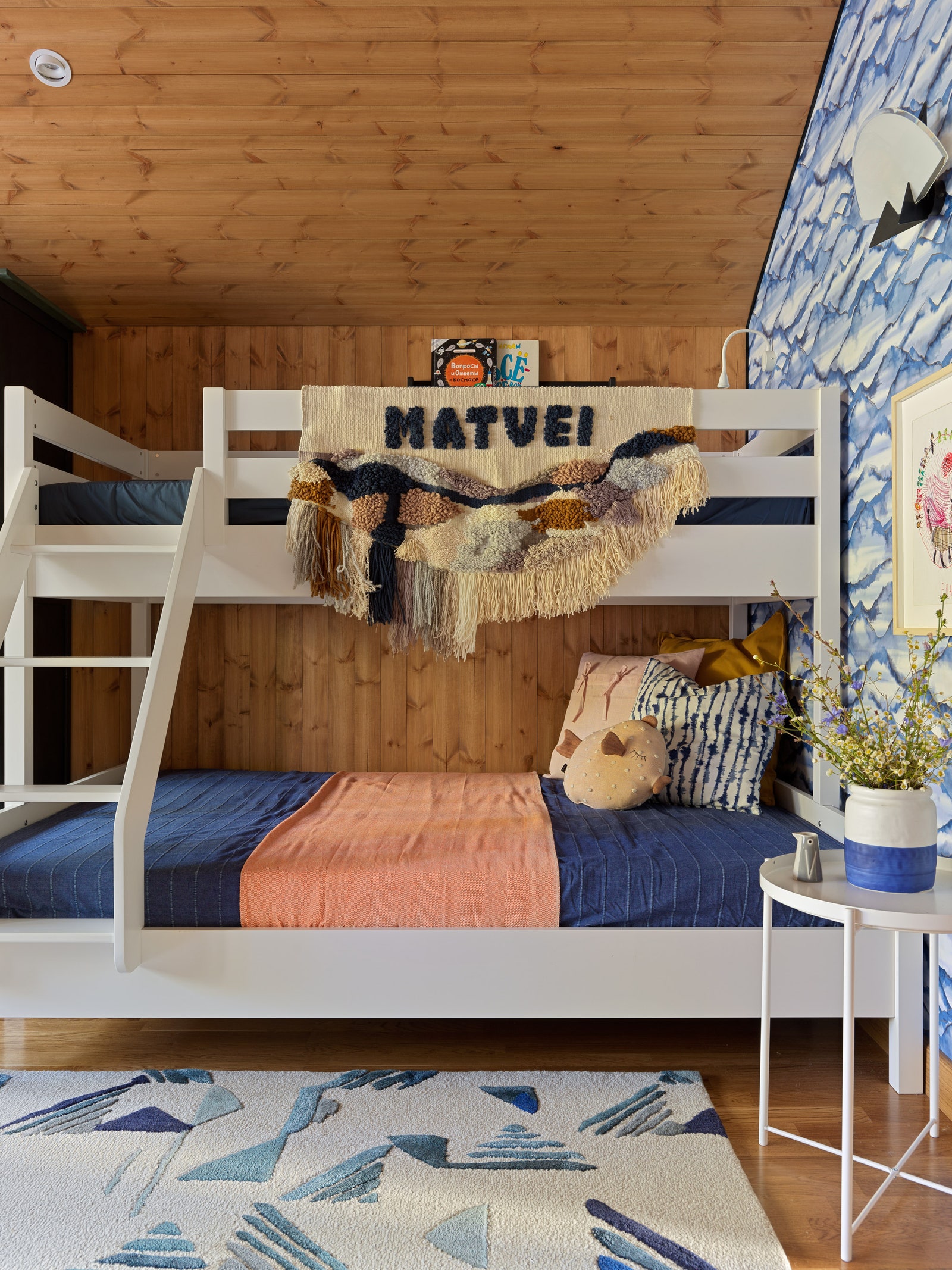 Детская. Сторона сына. Кровать выполнена по чертежам автора проекта компанией “Город Мастеров” прикроватный столик IKEA...