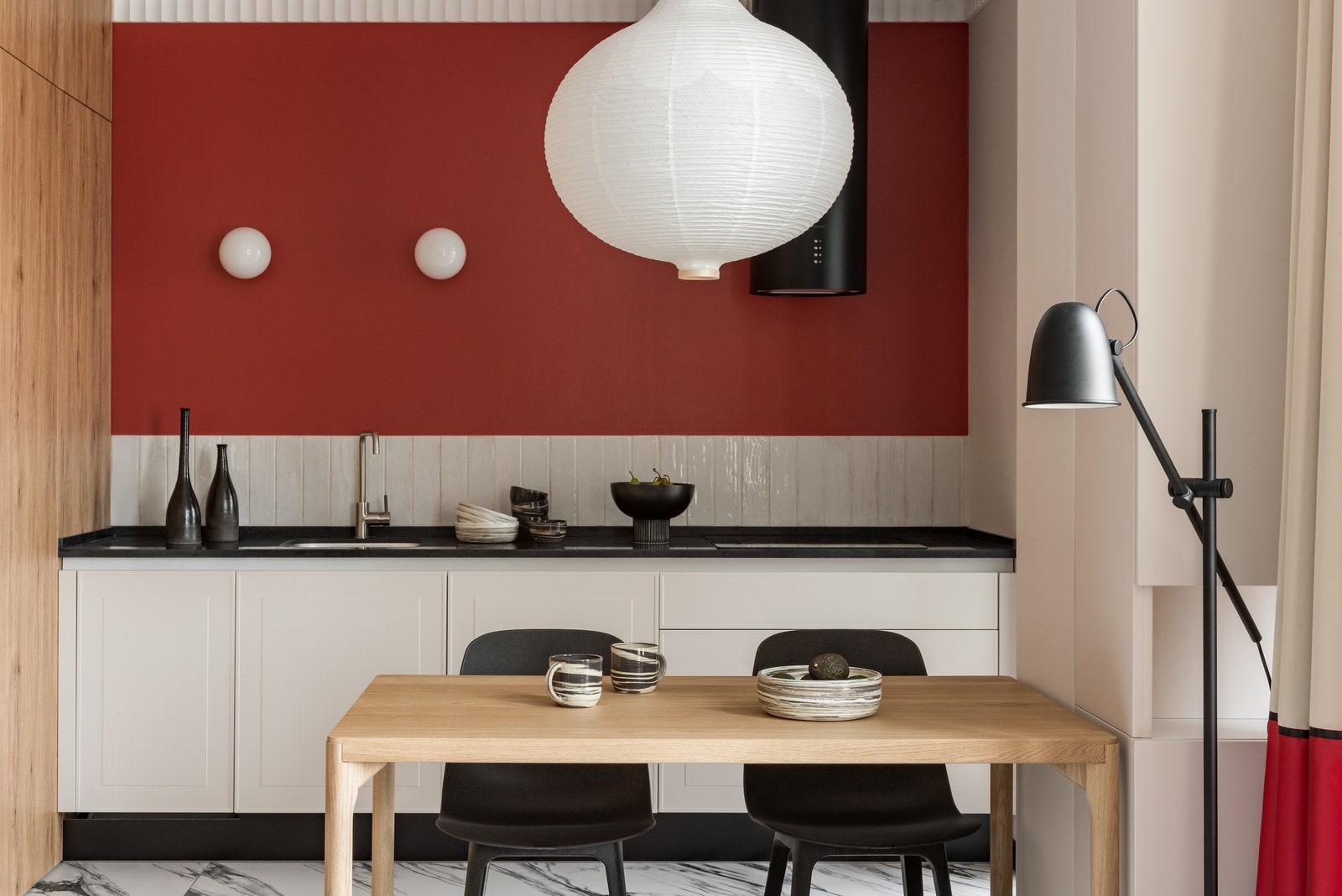 Кухня. Встроенные шкафы и кухня “Баккара” спроектированы специально для этой квартиры плитка на фартуке кухни Kerama...
