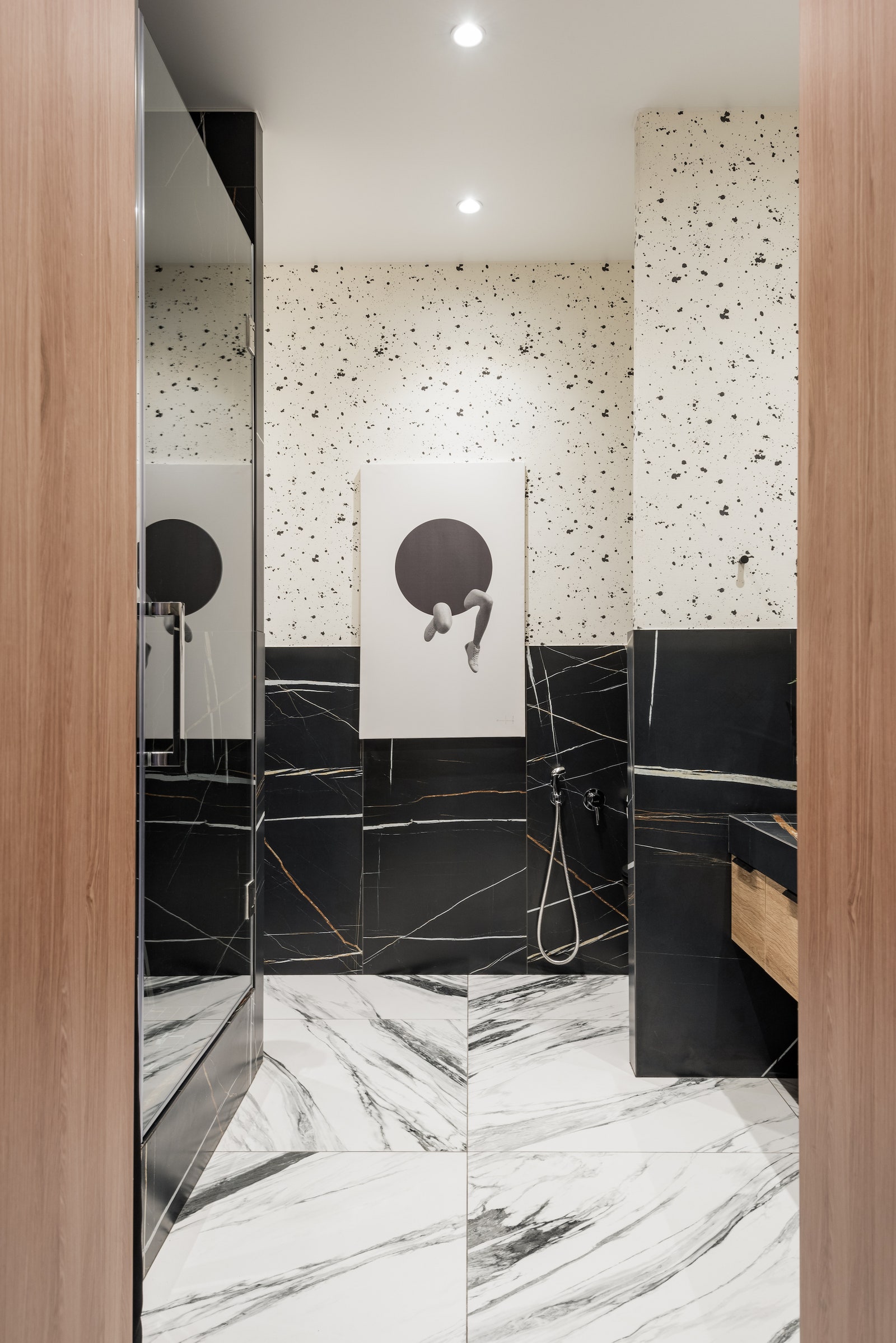 Фрагмент ванной комнаты. На стене работа иллюстратора Ludwig H. Hofmann.