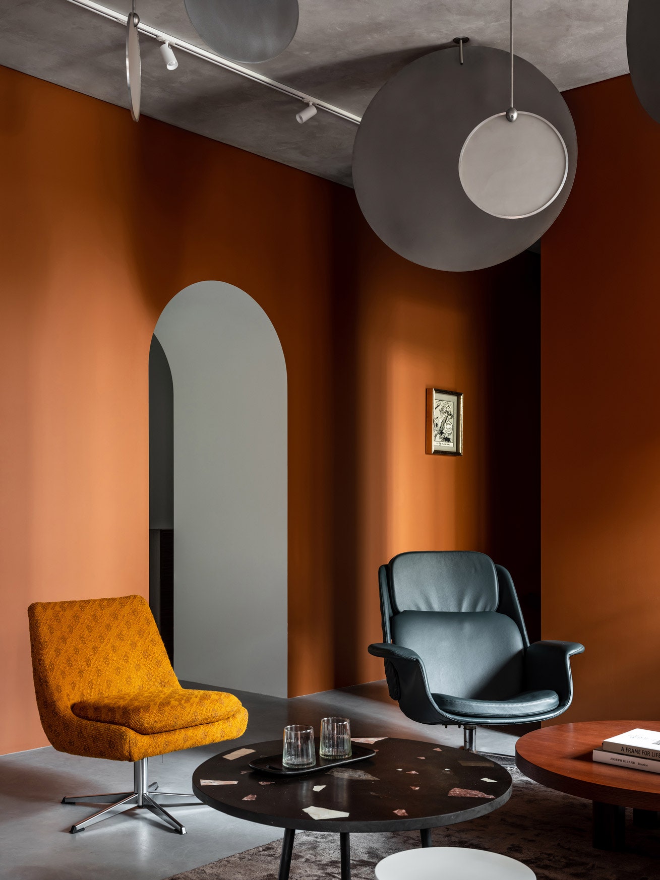 Лобби. Столик черный и ковер Nordal кресла Mobeledom светильники изготовлены по эскизам дизайнера.