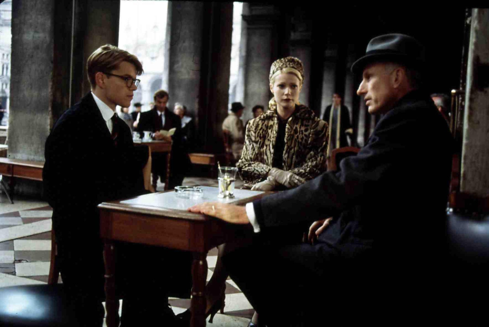 Мэтт Деймон Гвинет Пэлтроу и Джеймс Ребхорн в сцене из фильма “Талантливый мистер Рипли” снятой в кафе “Флориан”.