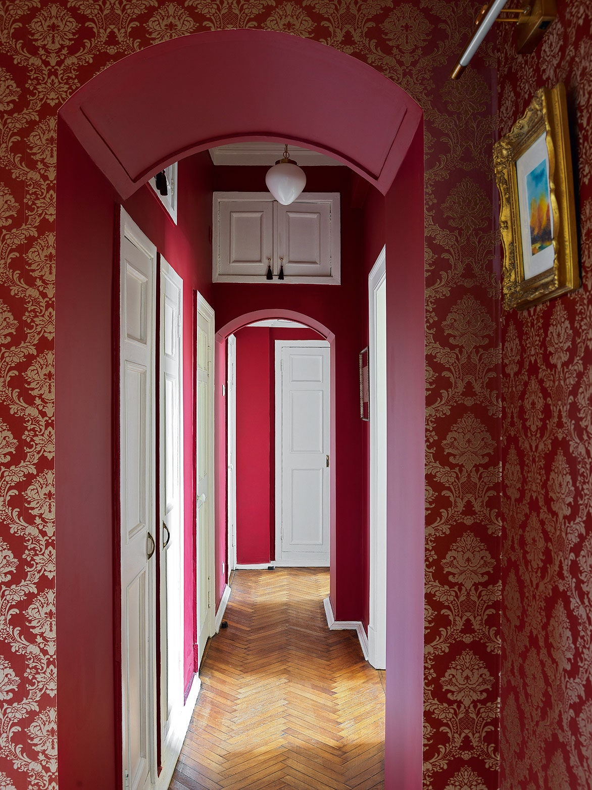 Коридор. Стены выкрашены краской Theatre Red 192 Little Greene обои из коллекции Silks amp Textures 2 Aura светильник...