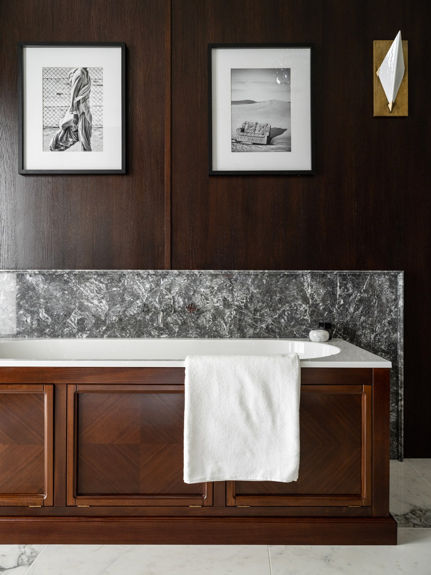 Ванная. Сантехника Villeroy amp Boch бра Hudson Valley деревянная облицовка ванны Taleon.