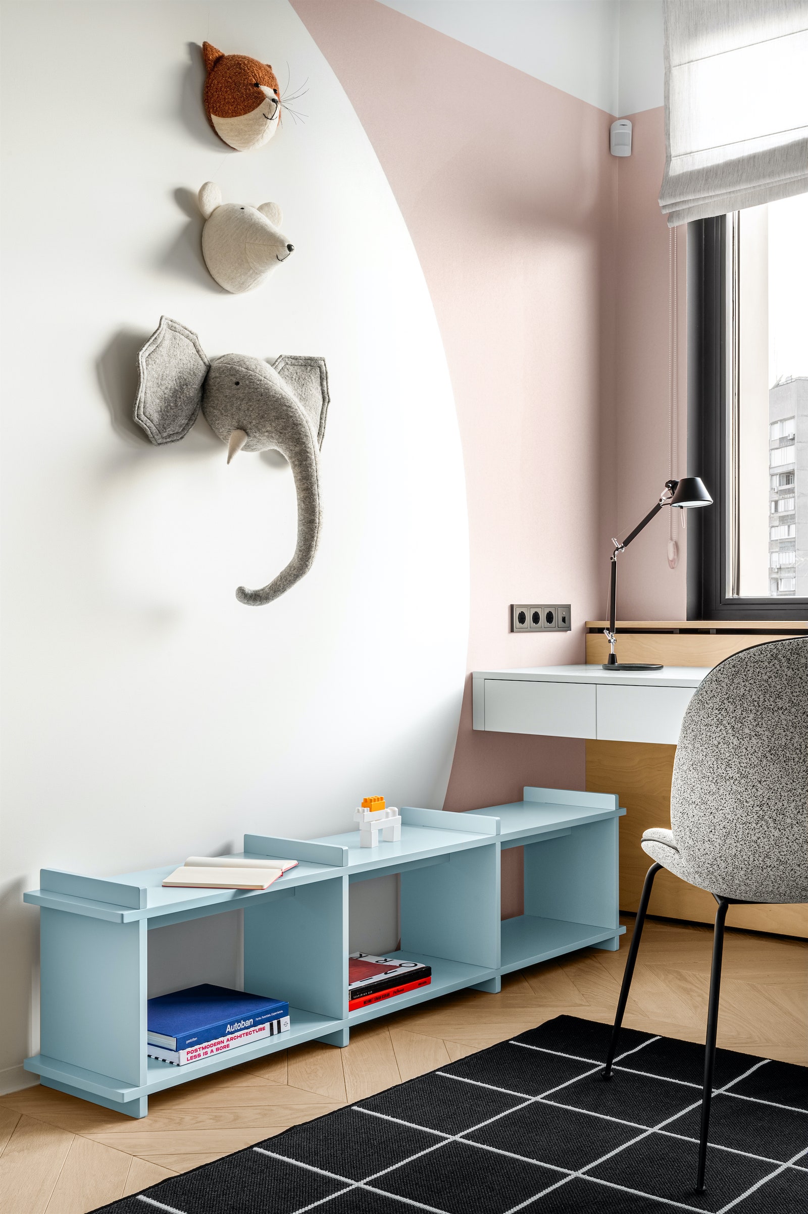 Детская комната. Мебель по эскизам дизайнера сделана компанией Korso стул Gubi ковер IKEA головы животных Lavkach...