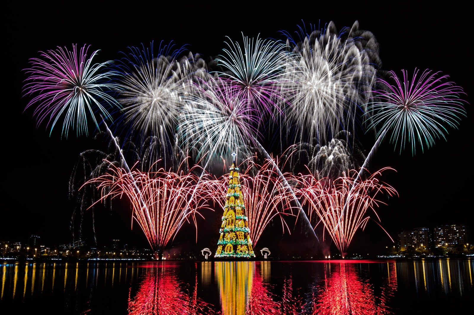 Впечатляющие праздничные иллюминации 22 световых шоу со всего мира