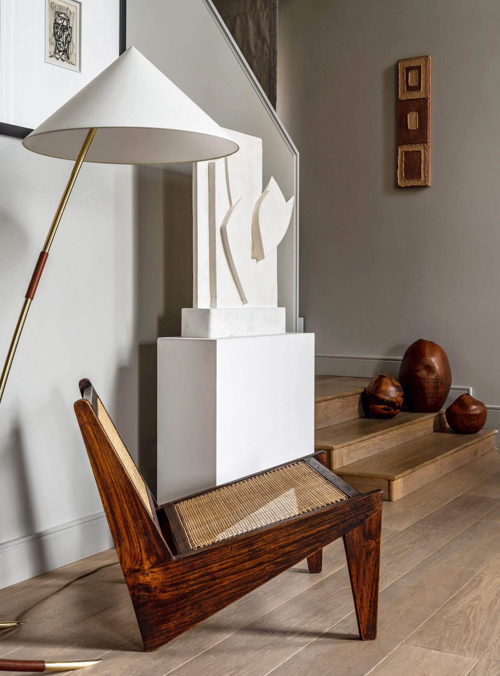Кресло “Кенгуру” по дизайну Пьера Жаннере 1950х годов торшер Руперта Николла того же периода и гипсовая скульптура...