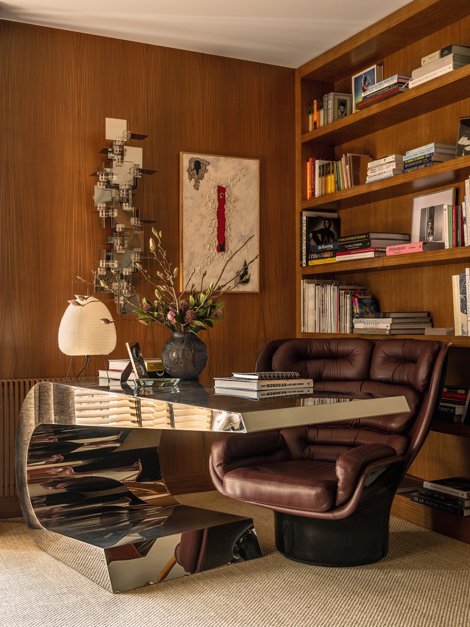 Фрагмент комнаты которая служит малой гостиной и кабинетом хозяйки. На столе по дизайну Джанкарло Претацолли 1970х годов...