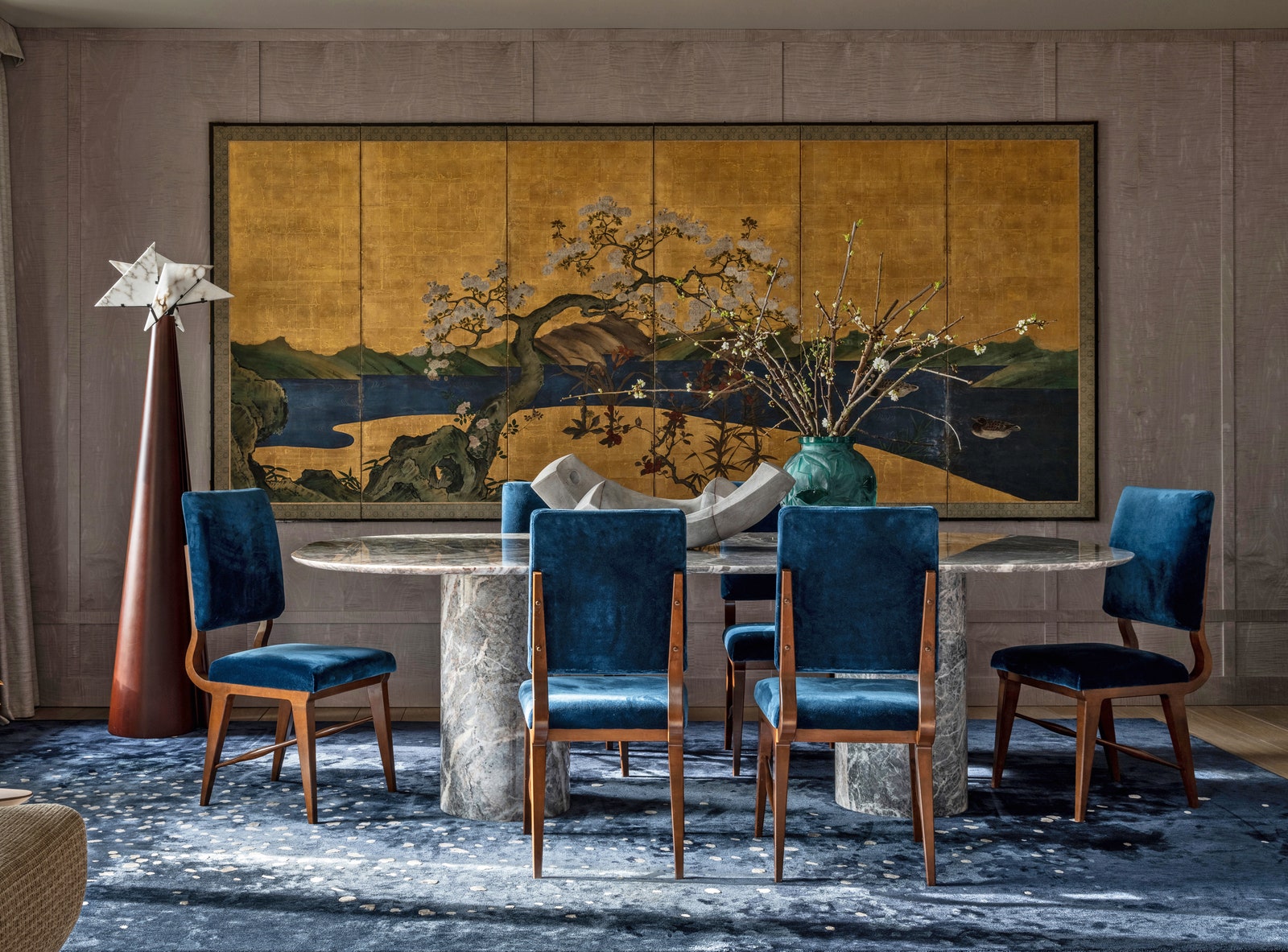 Столовая зона гостиной. Тон этой комнате задает японская ширма XVIII века. Фоном ей служат панели из сикомора. Сделанный...