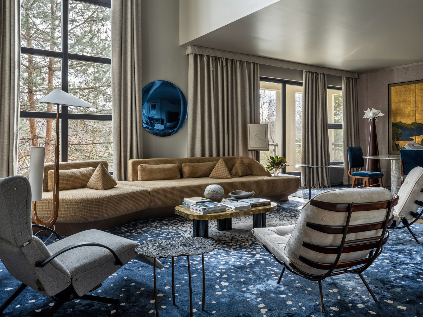 В гостиной сделанный на заказ диван кресло Costela 1960х годов по дизайну Мартина Эйслера и Карло Хонера и шезлонг Rio...