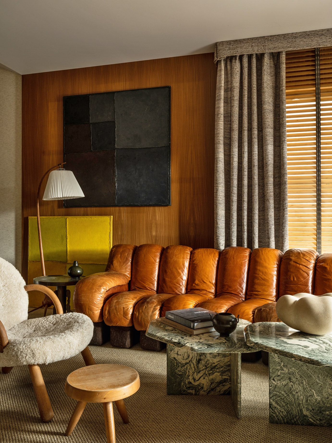 Диванная зона в кабинете хозяйки. Кожаный диван SD600 1960х годов de Sede кресло по дизайну Филиппа Арктандера 1944 года...