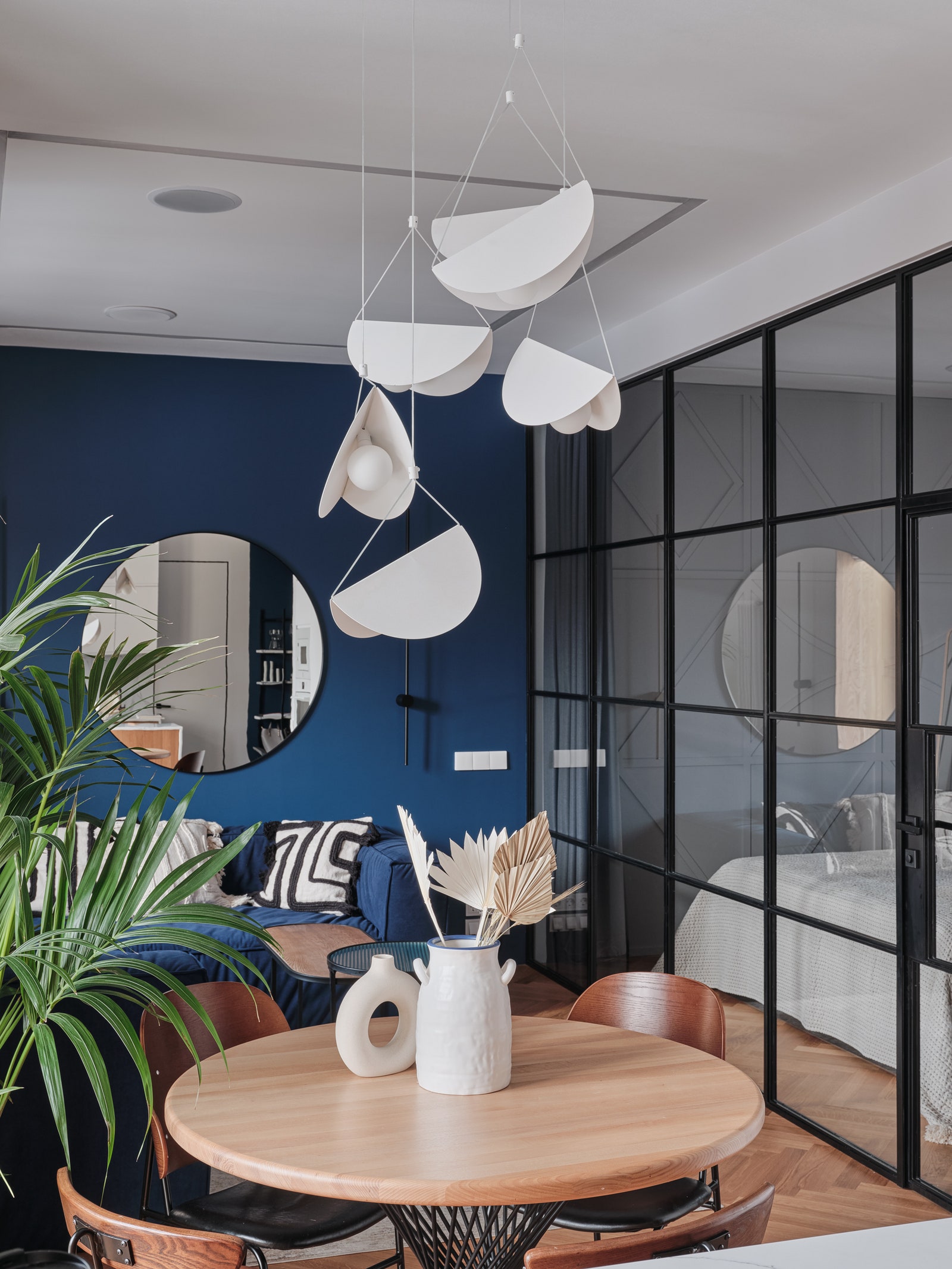 Вид из столовой на спальню. Журнальные столики LoftDesigne ковер Zara Home зеркало IKEA вазы IKEA и HampM Home римская...