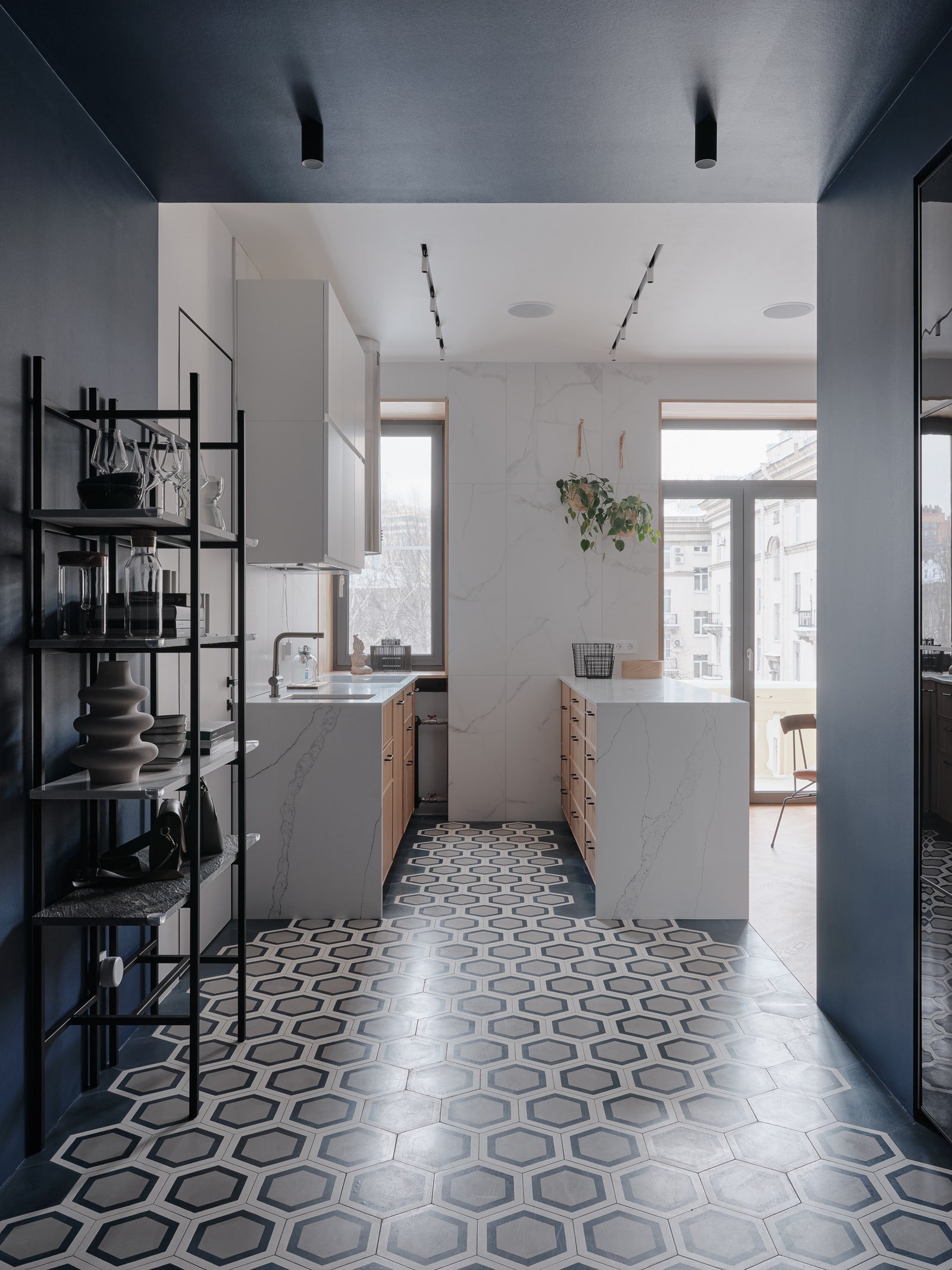 Вид из прихожей на кухню. Кухня IKEA основание для стеллажа quotПлассиоquot вазы IKEA и HampM Home на полу плитка Cezzle...
