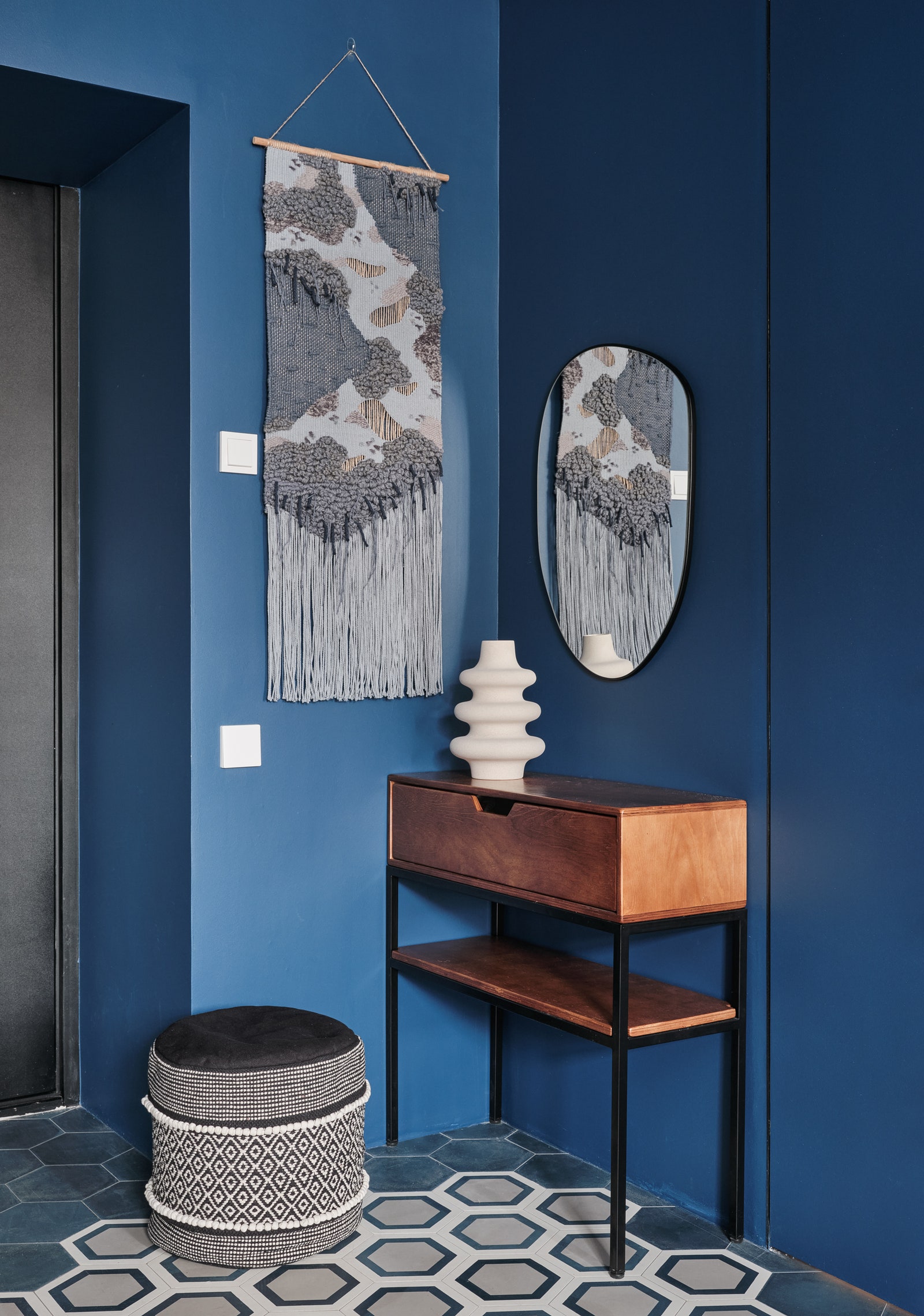 Прихожая. Консоль Skog Konstruktor пуф La Redoute зеркало Zara Home вазы HampM Home гобелен ручной работы из мастерской...