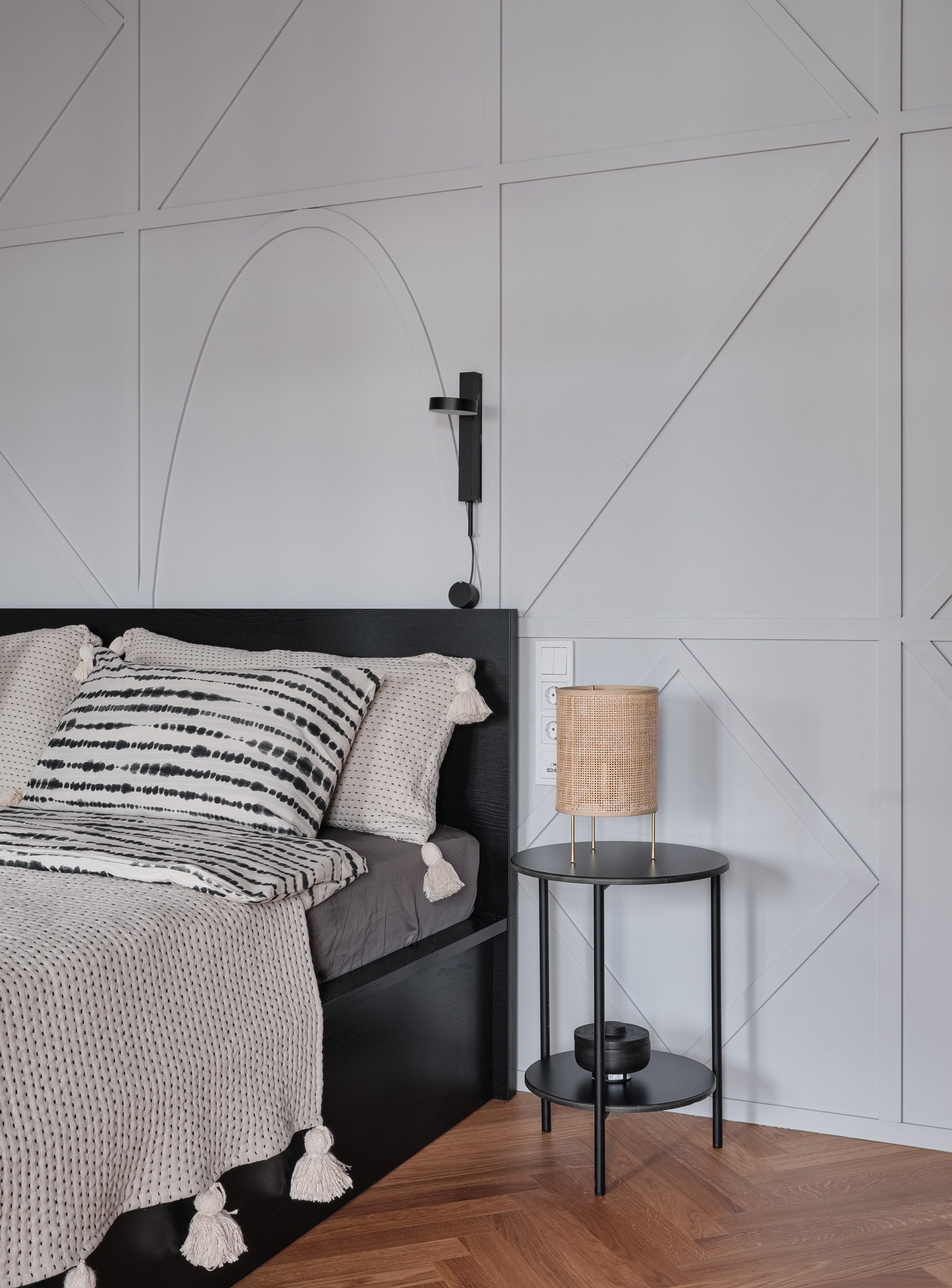 Спальня. Журнальный стол Delo Design кровать IKEA светильник Zara Home текстиль на кровати HampM Home краска для стен...