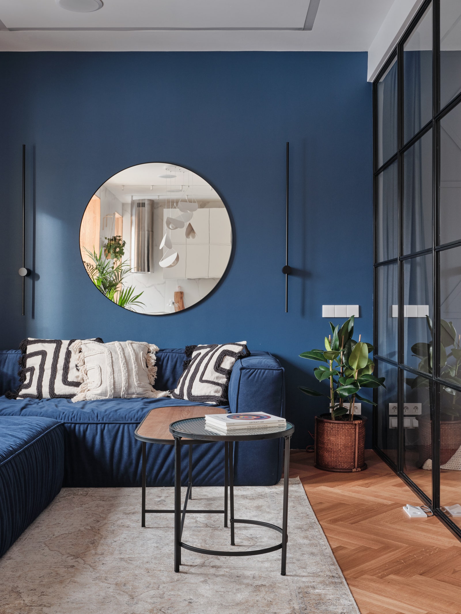 Зона гостиной. Диван Gliver журнальные столики LoftDesigne зеркало IKEA профильные светильник Centrsvet кашпо и подушки...