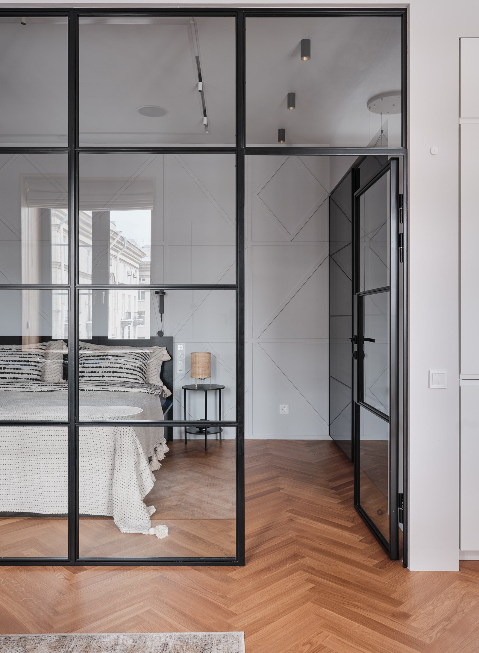 Вид из гостиной на спальню. Журнальный стол Delo Design кровать и гардероб IKEA перегородка Arbellos светильник Zara Home.