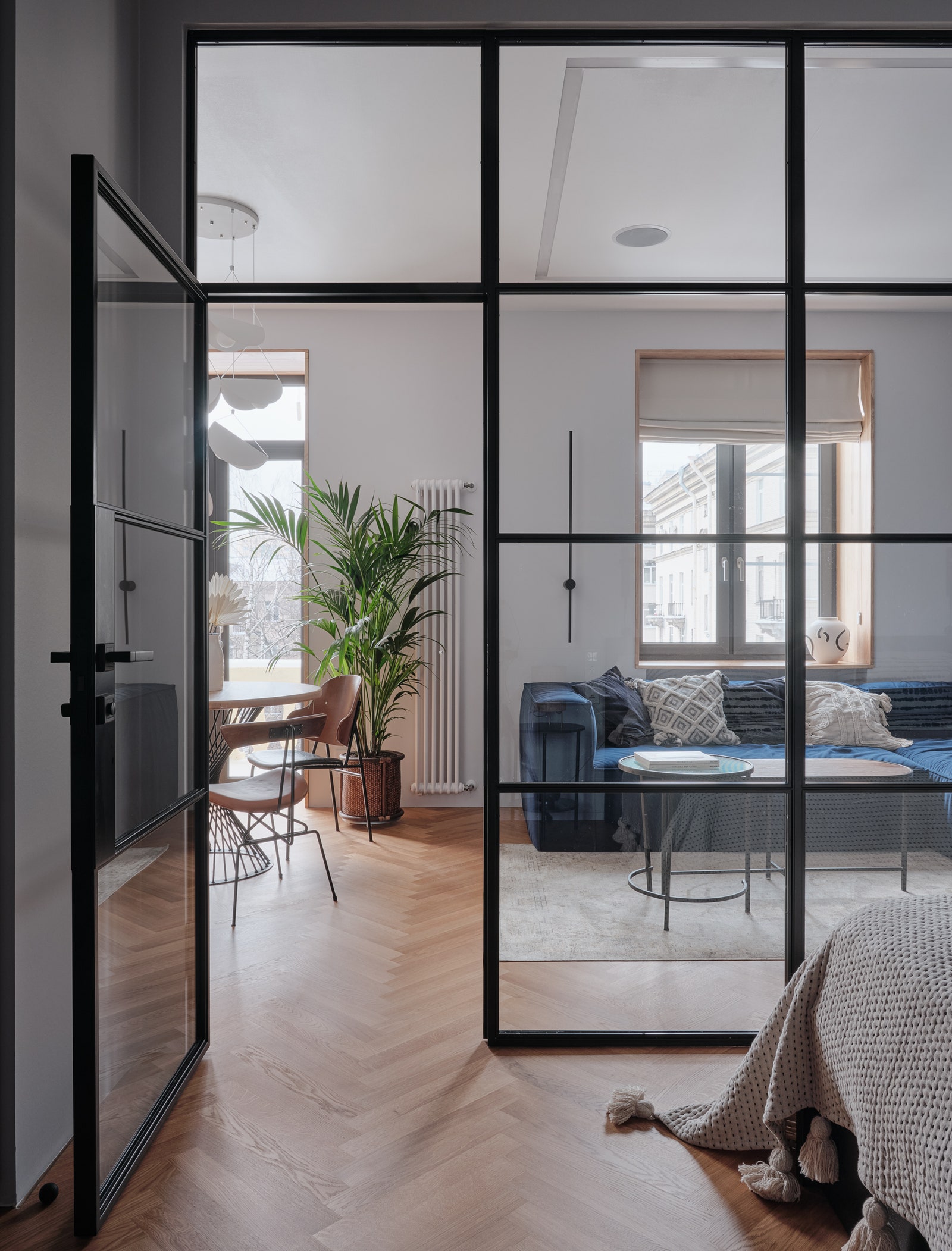 Вид из спальни на гостиную. Журнальные столики LoftDesigne радиатор Install Project ковер Zara Home краска для стен...
