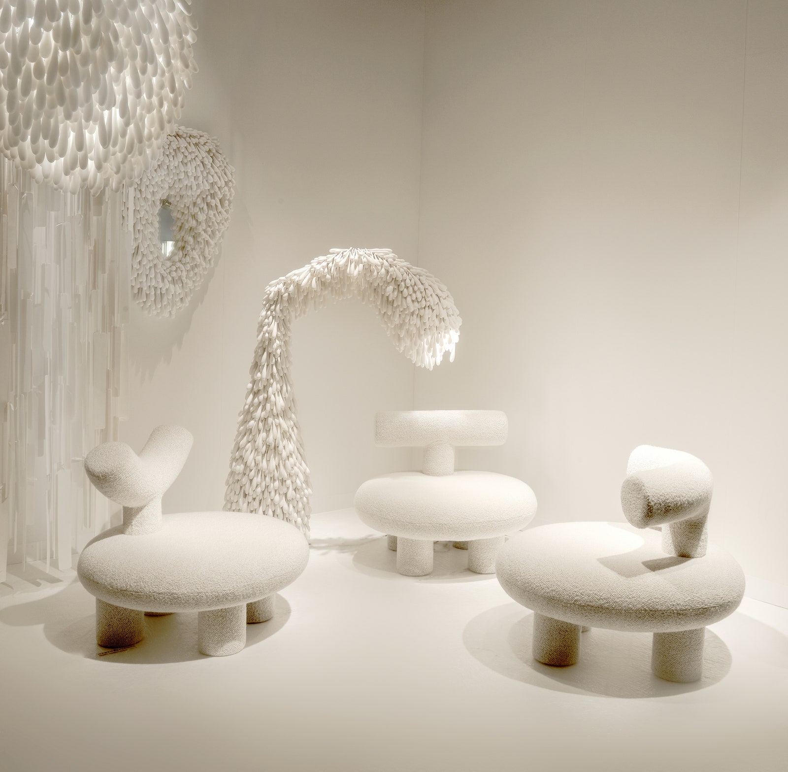 Все эти предметы по дизайну Ольги Энгель представлены в Galerie Armel Soyer в Межеве торшер Yeti зеркало и подвесной...