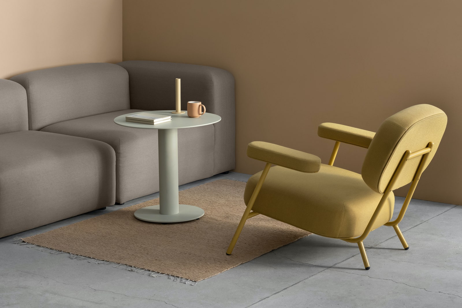 Кресло “Каеф” журнальный столик “Мегастолик” и модульный диван “Чилл” все Delo Design.