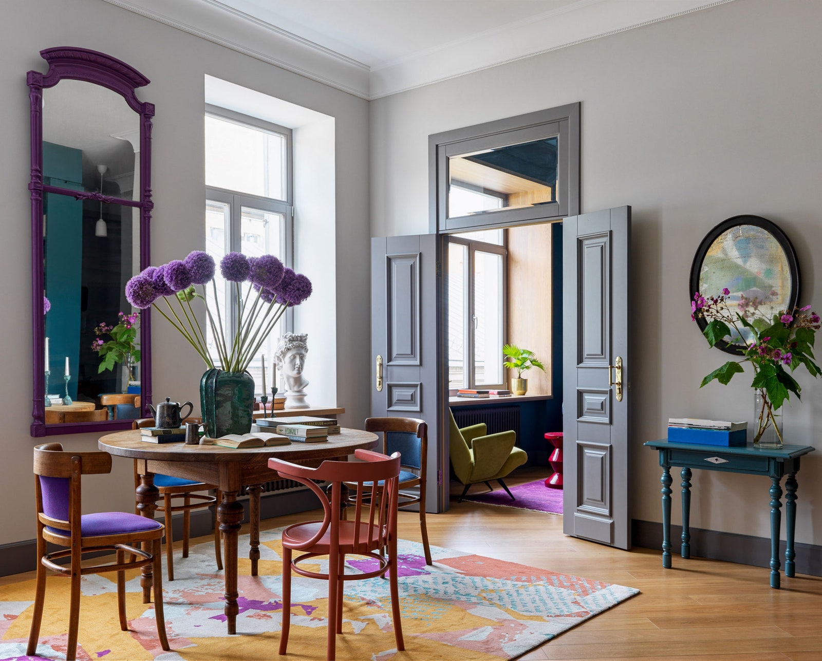 Квартира по проекту бюро BIGO в Москве 120 м². Антикварное зеркало столик и один из стульев перекрашены в яркие цвета....