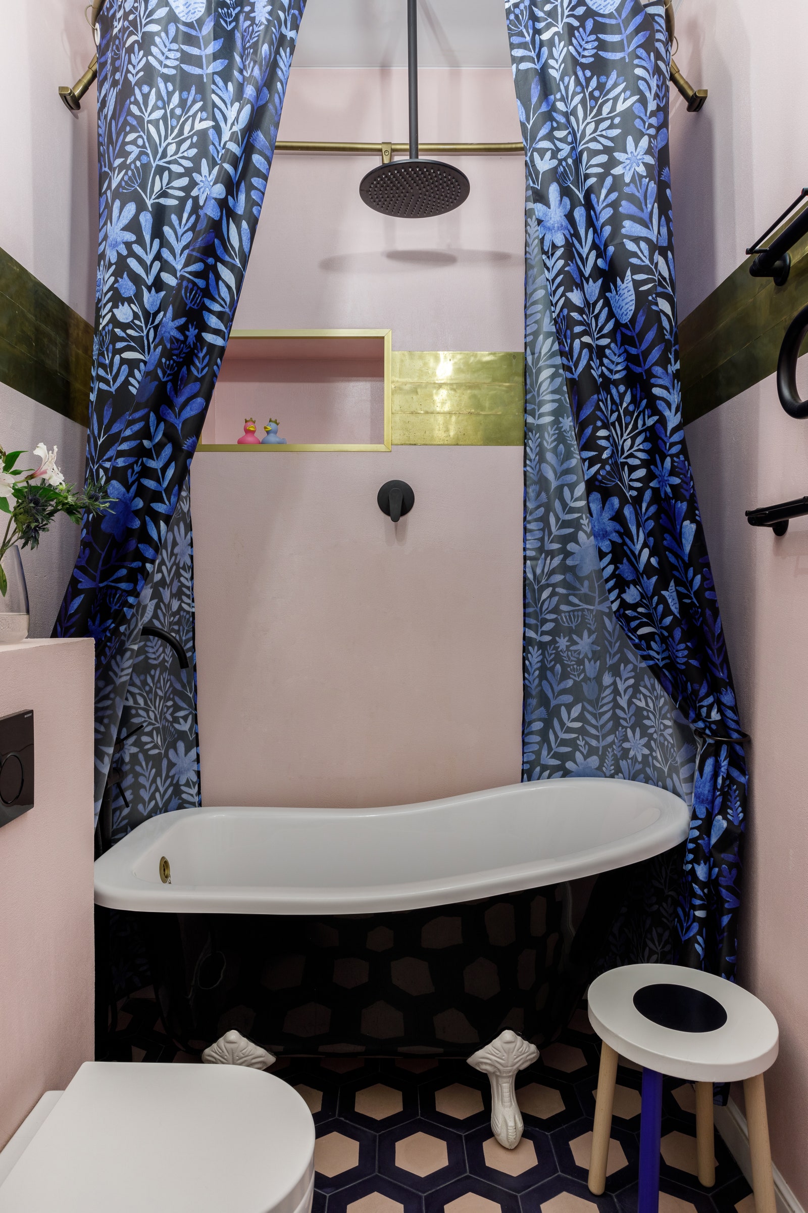 Ванная комната. Ванна из литьевого мрамора табуретка IKEA.