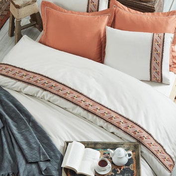 Где купить красивое постельное белье: 10 интересных комплектов