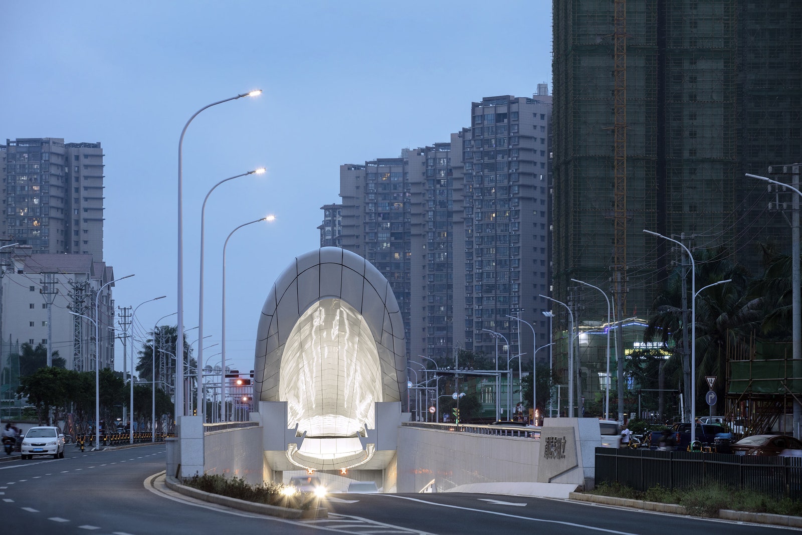 Стеклянные навесы над тоннелем в Китае