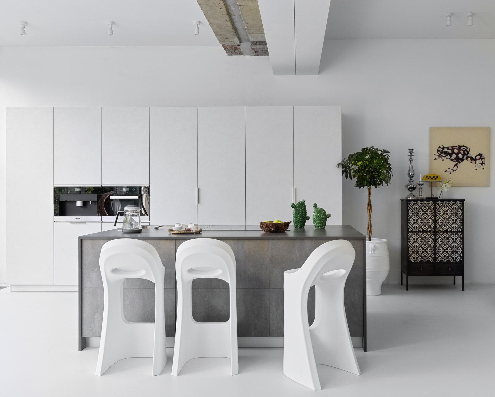Кухня в доме по проекту Анны Эрман. Гарнитур сделан на заказ барные стулья Slide. Фото Сергей Красюк.