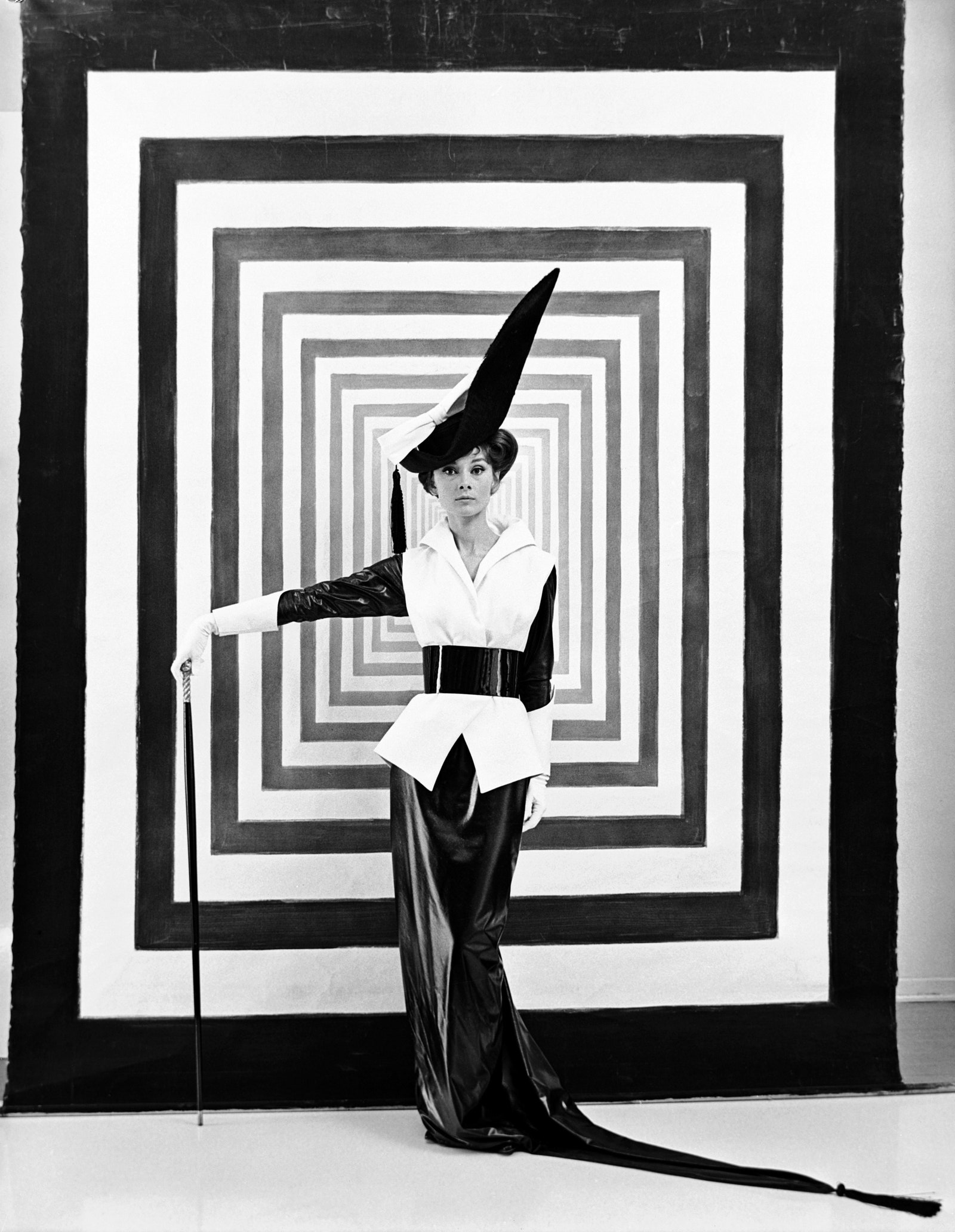 Одри Хепберн на съемках фильма “Моя прекрасная леди” в костюме по дизайну Сесила Битона. 1963 год. © Cond Nast. Битон...