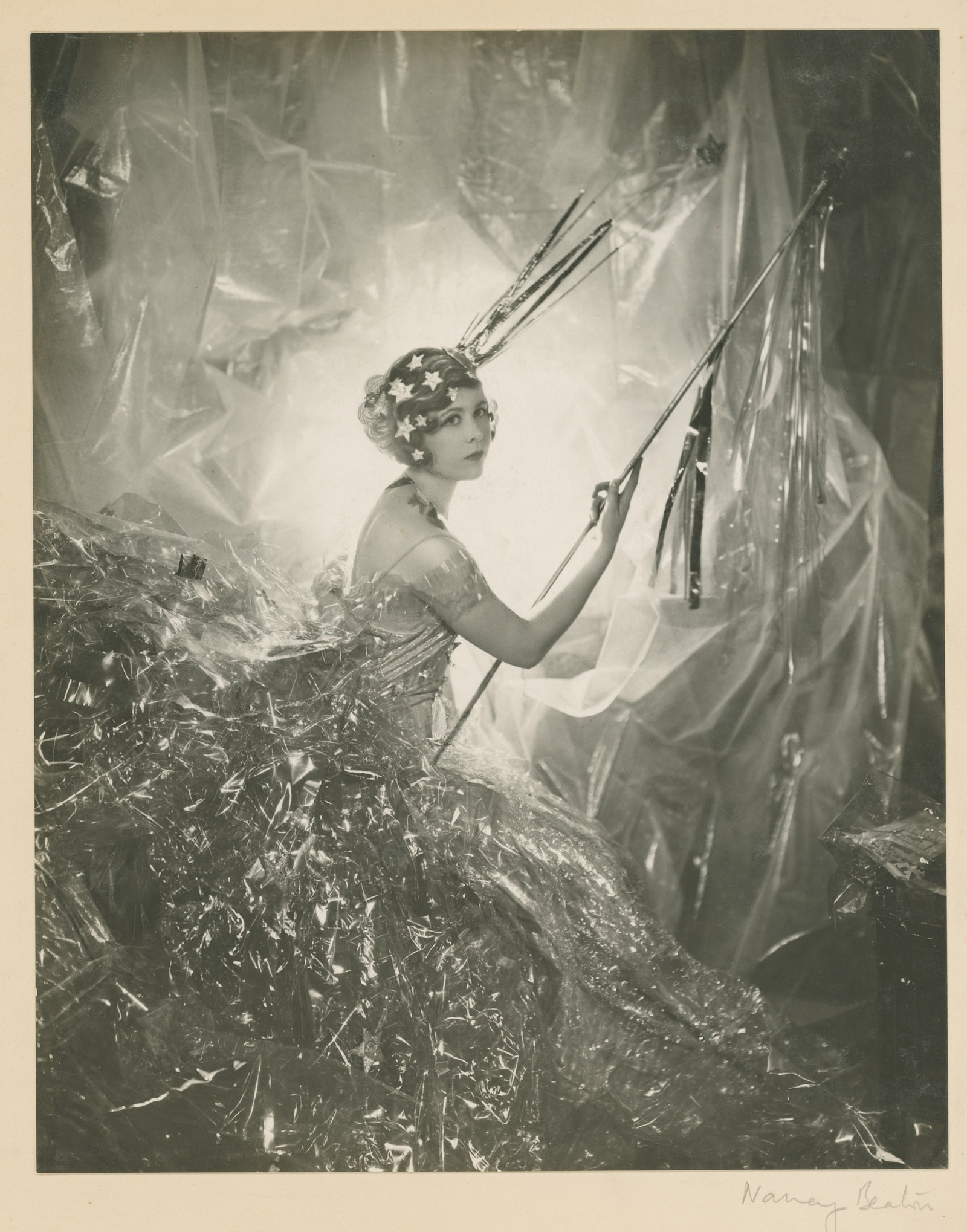 Нэнси Битон в образе падающей звезды. 1929 год © Cond Nast. Снимок Нэнси Битон в образе падающей звезды — одна из самых...