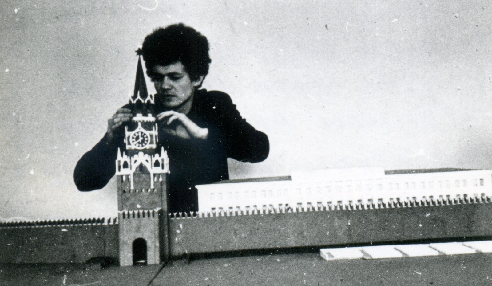 Франциско ИнфантеАрана у своей модели Московского Кремля созданной для проекта кинетического освещения башен Кремля и...
