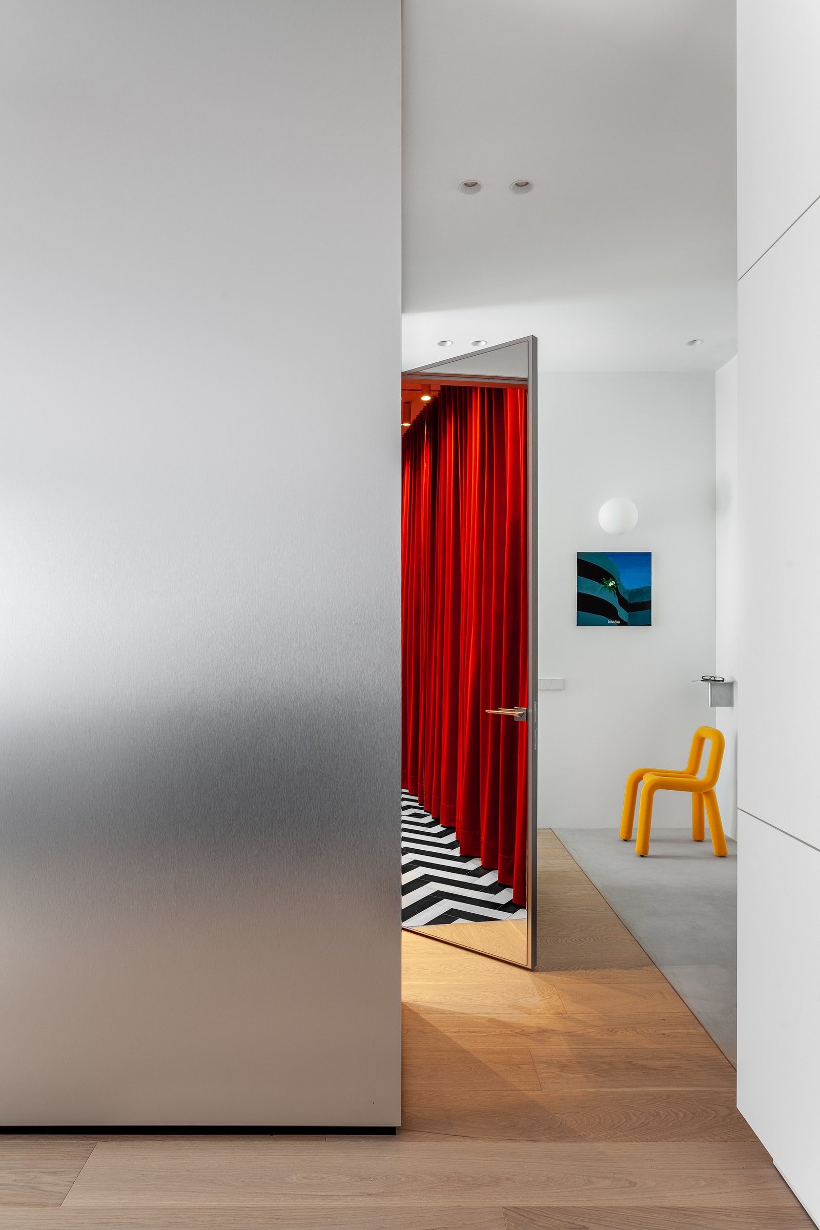 Стул Moustache полка ampTradition лампа Artemide паркет Finex на полу в прихожей микроцемент Art Decor. На стене картина...