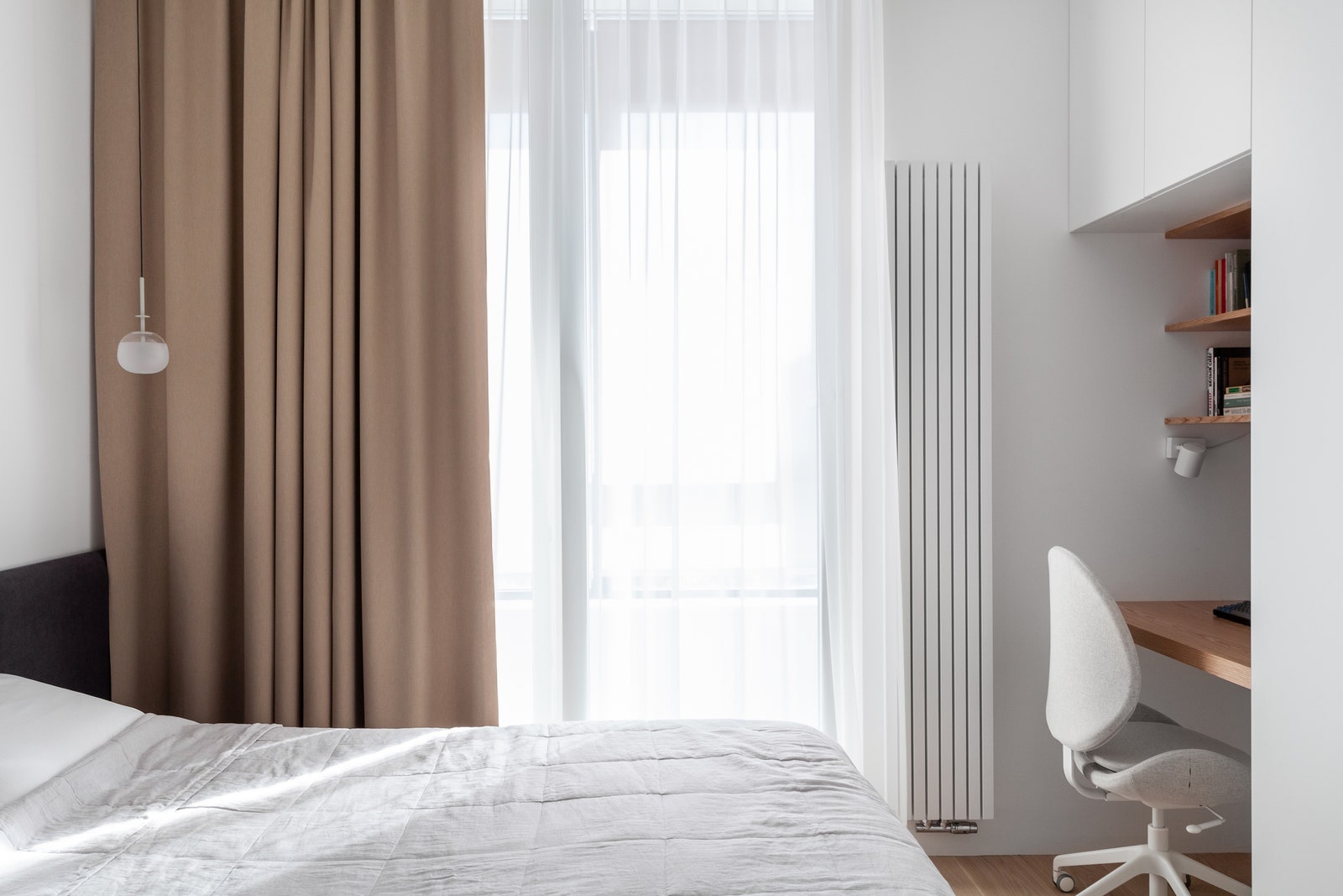Рабочее место хозяина квартиры. Стул IKEA светильник Vibia.