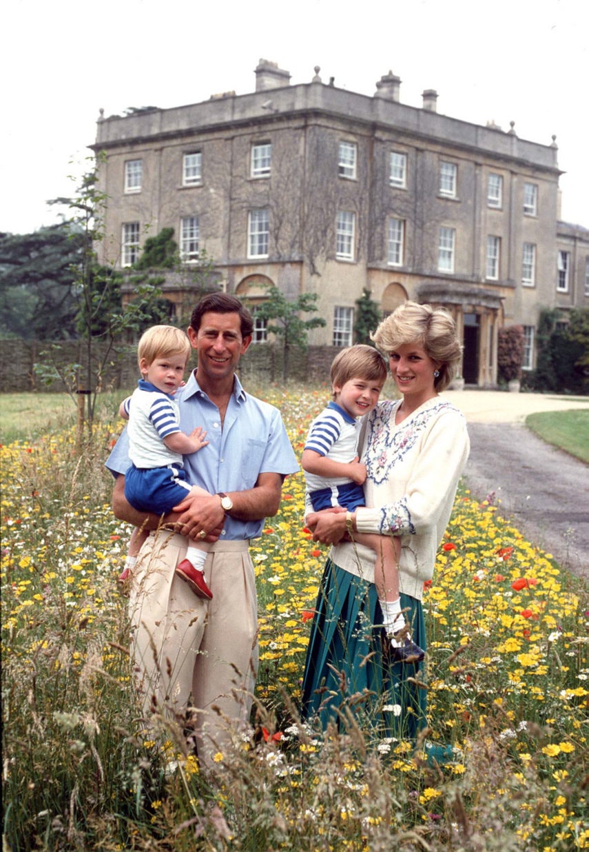 Принцесса Диана и принц Чарльз с сыновьями принцем Уильямом и принцем Гарри в саду поместья Хайгроув.