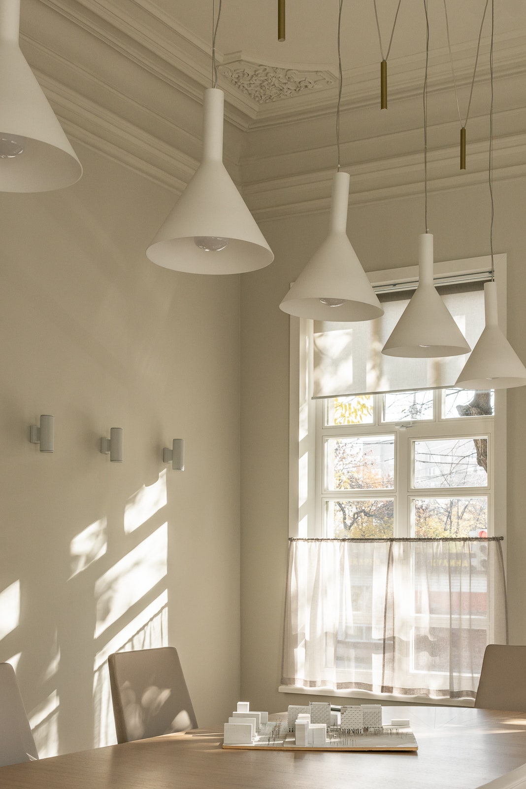 Фрагмент конференцзала. Бра Ideal Lux стол из массива дуба выполнен в мебельном бюро Дениса Хусниева на столе макет...