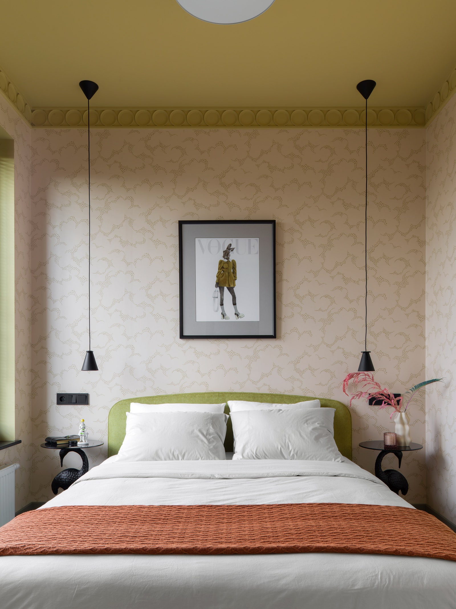 Спальня. Кровать Dantone Home столикижуравли Dutchbone постер из лимитированной серии Vogue Russia.