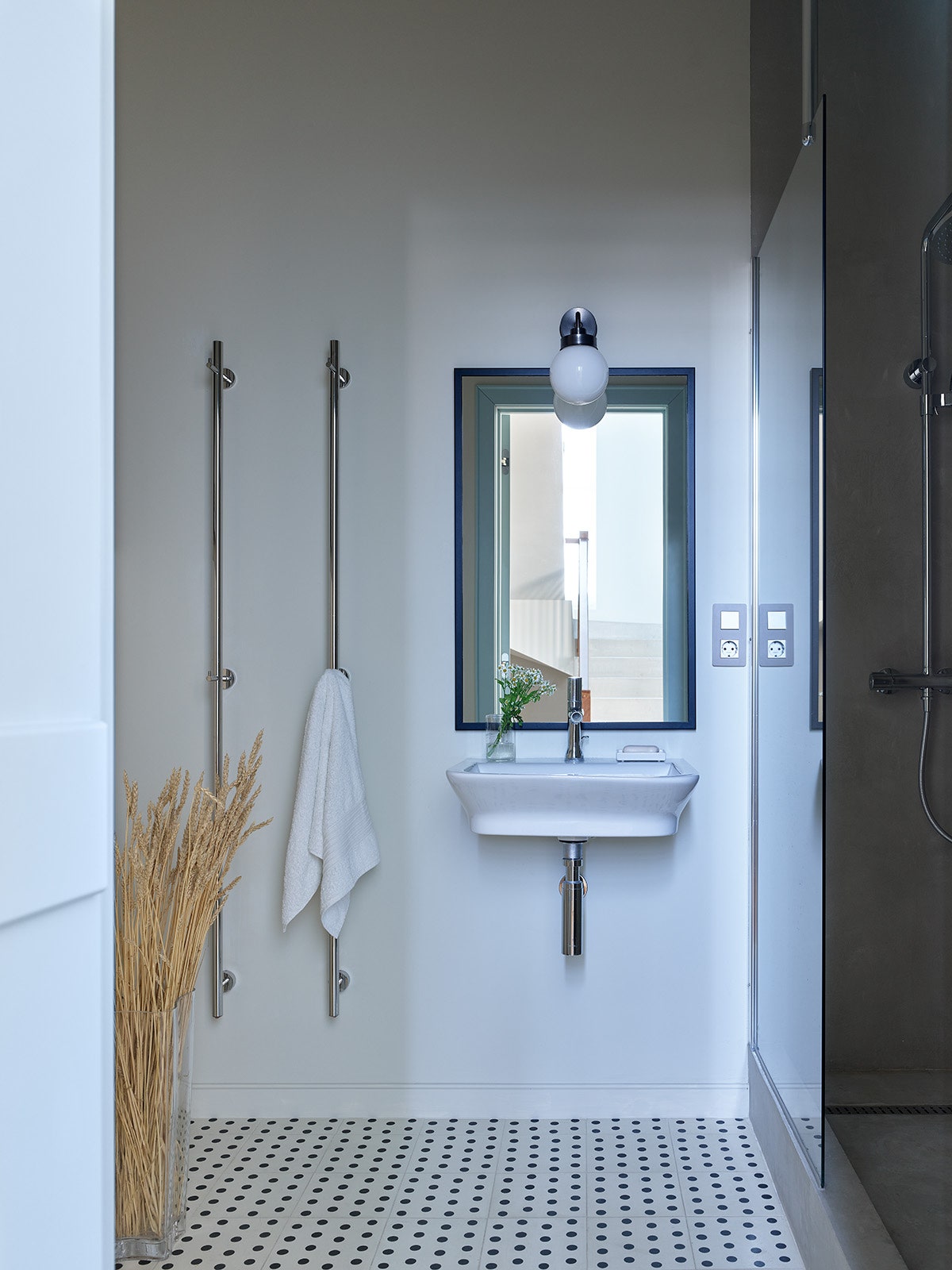 Ванная комната с душевой. Сантехника Roca цементная плитка в горошек Luxemix.ru зеркало La Redoute бра IKEA.