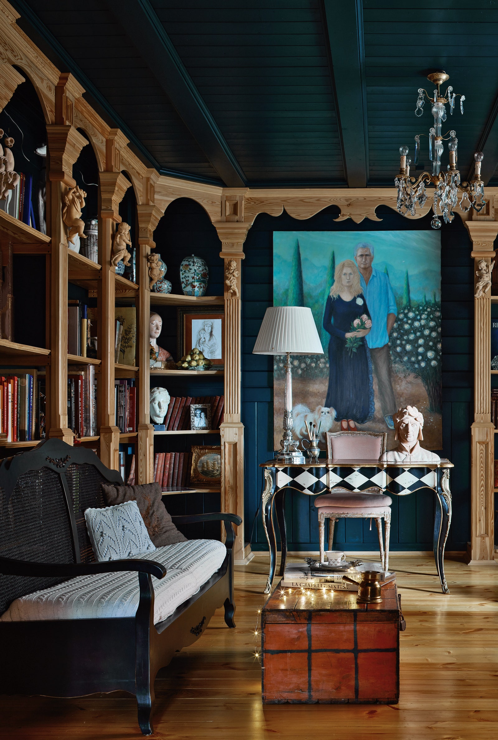 Библиотека она же кабинет хозяйки. На стене портрет Кати с мужем в наивном стиле работа московского художника Ромы...
