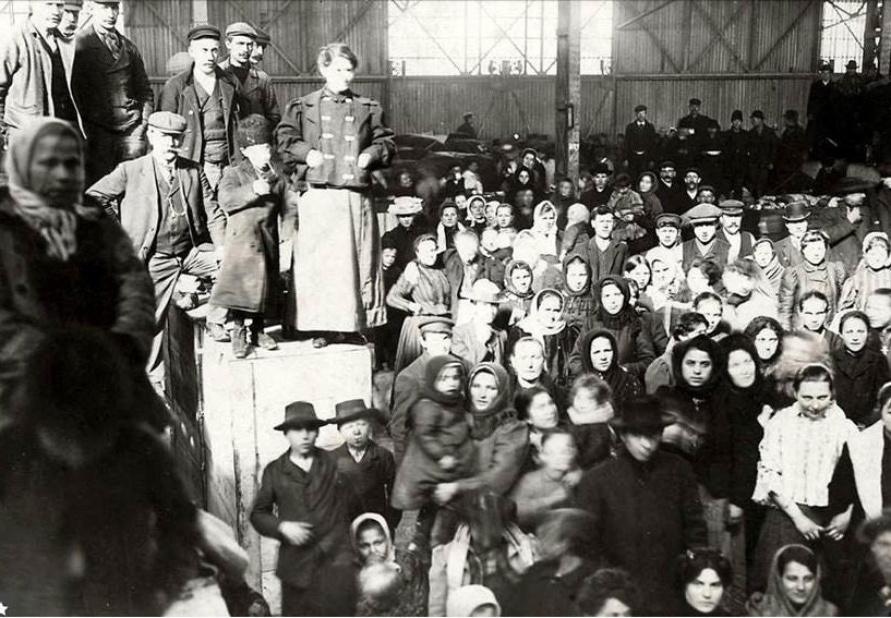Иммигранты ждут корабля 1910 год. Около двух миллионов человек отправились в роттердамскую гавань с 1880 по 1920 год...