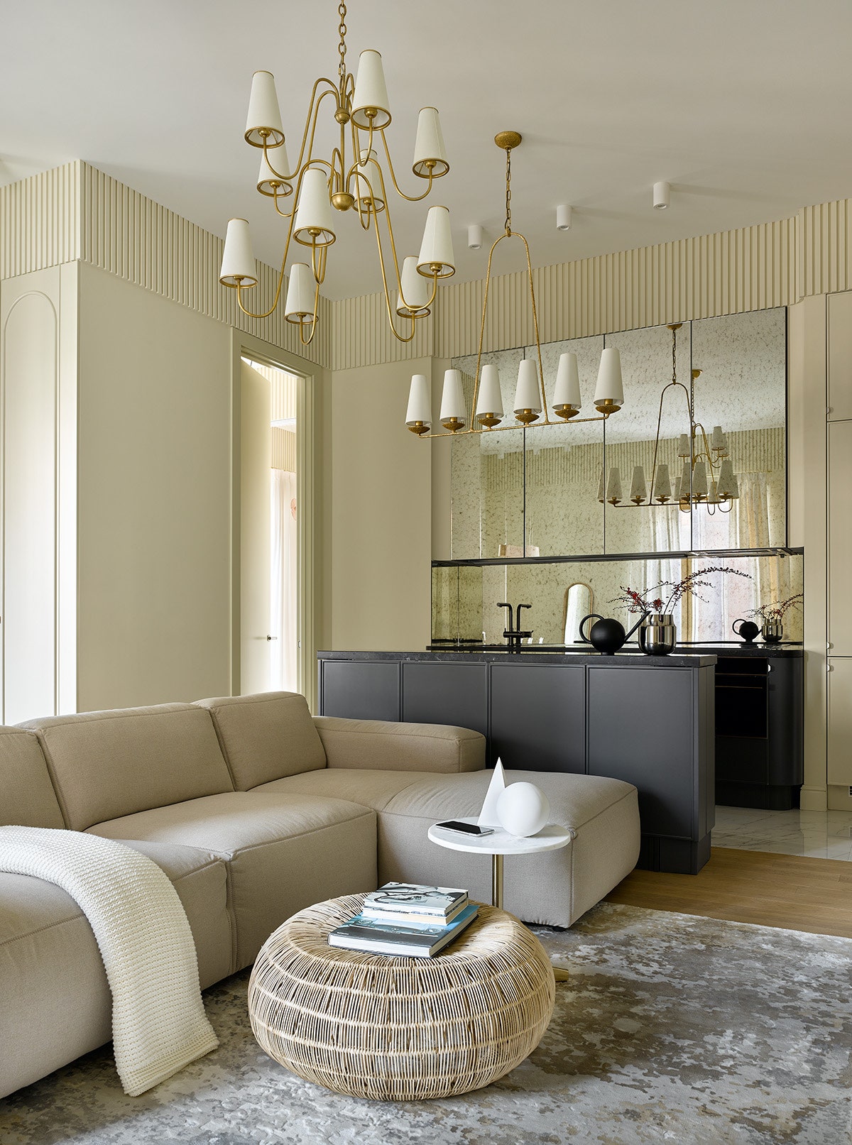 Кухнягостиная. Диван Theca придиванный столик Zara Home потолочный светильник Visual Comfort amp Co. ковер Art de Vivre.