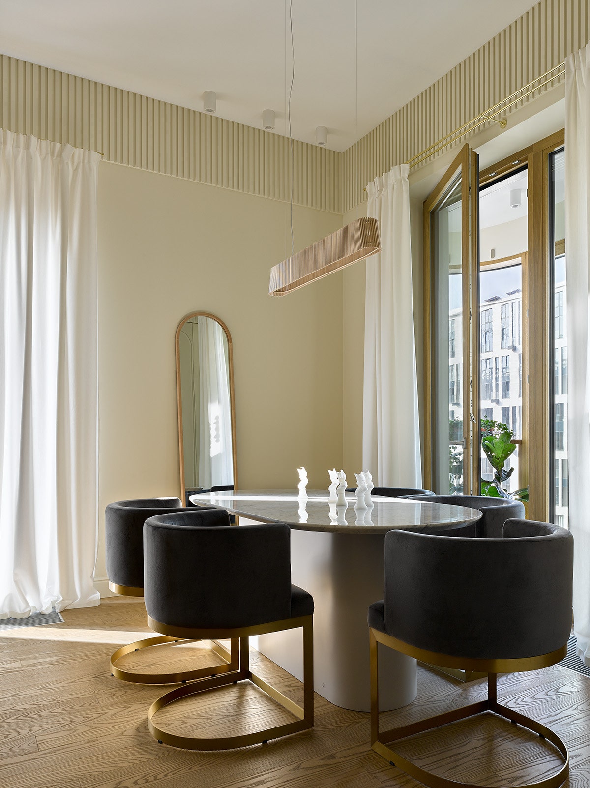 Фрагмент кухнигостиной. Стол сделан на заказ стулья Nordal светильник Secto Design зеркало Zara Home.